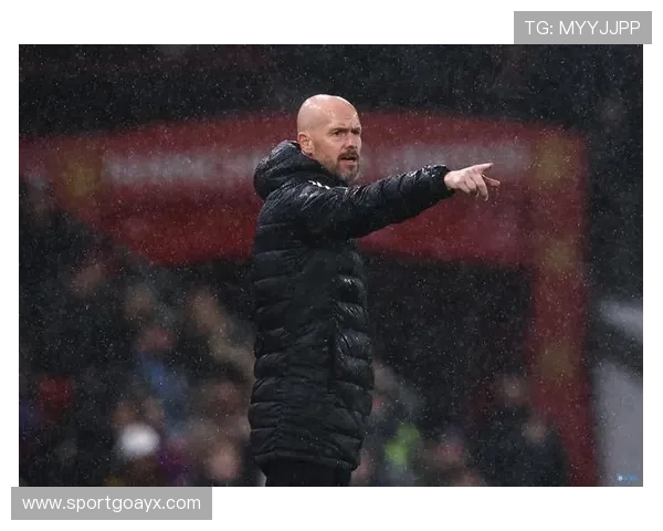 滕哈赫战术调整：中锋使用引热议